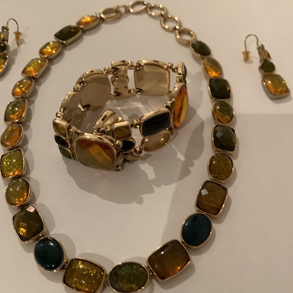 Beautiful set in green includes necklace bracelet and earrings - Picture 3 of 5